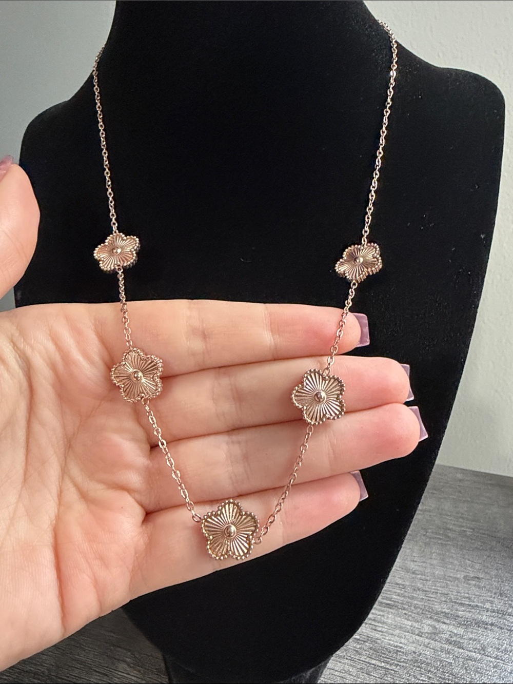 Rose gold plated stainless steel flower necklace - Picture 2 of 2